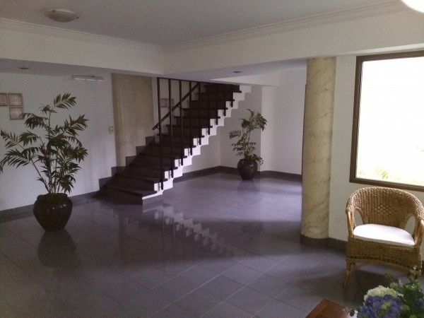 Piso de 5 ambientes con cochera para 3 vehículos, baulera, quincho y dos patios