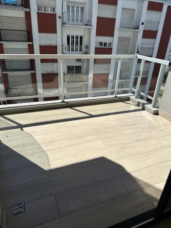 A ESTRENAR 2 AMBIENTES A CALLE CON BALCÓN 