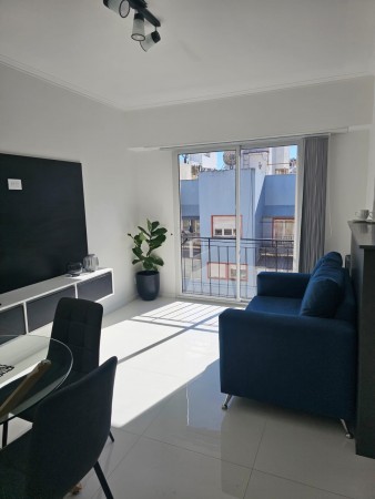 DEPARTAMENTO 2 AMBIENTES A CALLE CON BALCÓN FRANCÉS 