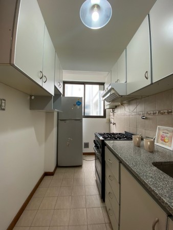 DEPARTAMENTO DE 2 AMBIENTES AL CONTRAFRENTE RECICLADO Y AMOBLADO