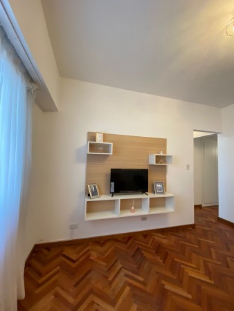DEPARTAMENTO DE 2 AMBIENTES AL CONTRAFRENTE RECICLADO Y AMOBLADO