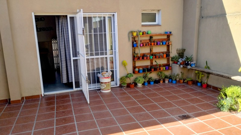 VENTA CASA 4 AMBIENTES, PATIO, QUINCHO Y GARAGE. APTO CRÉDITO.
