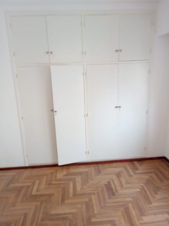 3 AMBIENTES A CALLE CON BALCÓN Y COCHERA, LA PERLA.